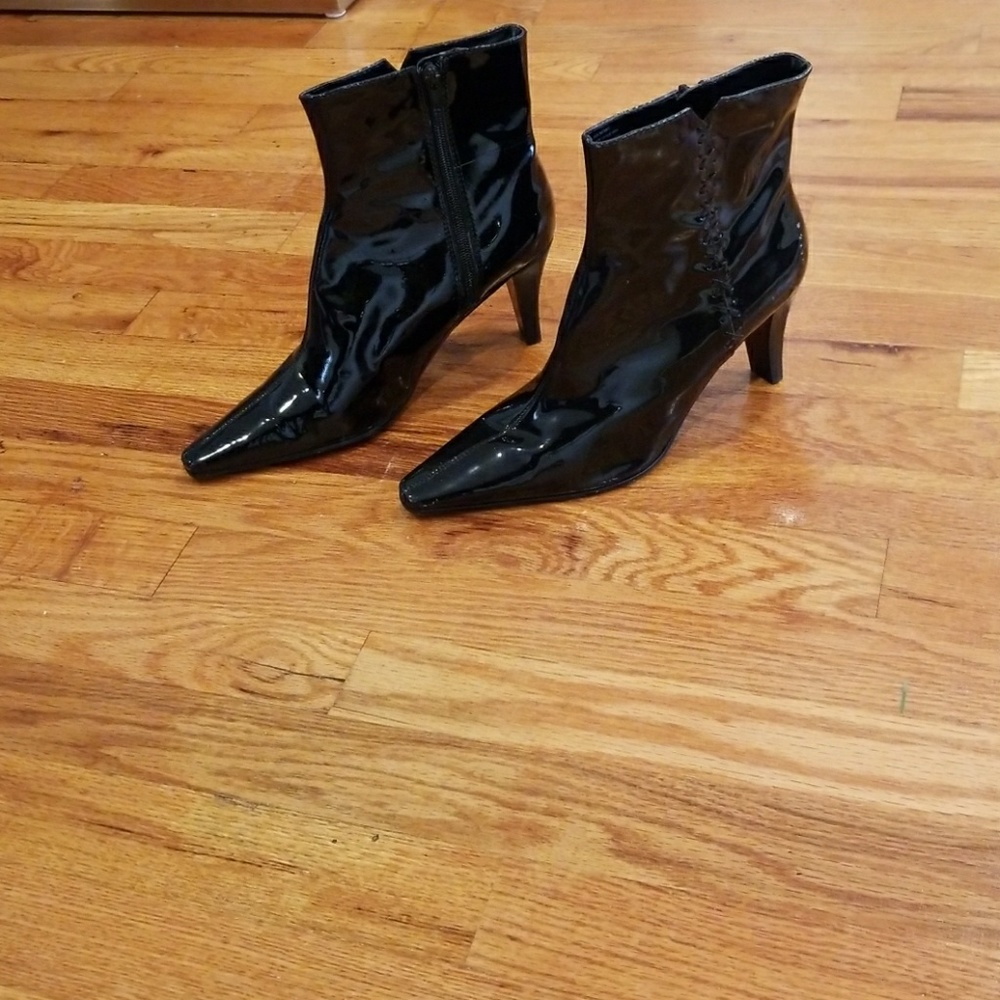 Bandolino women patent leather ankle boots size 9